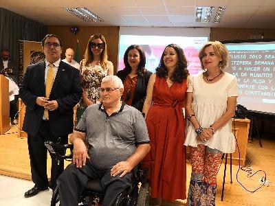 Foto de grupo, con el presidente de CERMI Andalucía, Antonio Hermoso, en el acto de inauguración de las III Jornadas sobre Accesibilidad, Discapacidad y Traducción