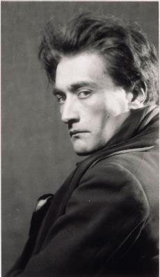Antonin Artaud, poeta, dramaturgo, novelista, ensayista y actor, en una imagen de Man Ray
