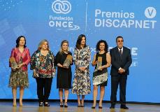 S.M. la Reina Letizia con las personas galardonadas con el Premio Discapnet 2019