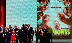 Los protagonistas y profesionales de la película Campeones recogen el Premio Goya