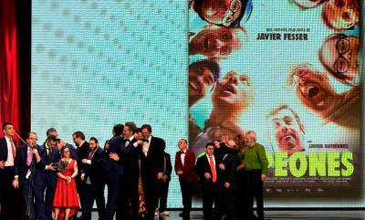 Los protagonistas y profesionales de la película Campeones recogen el Premio Goya