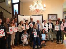 Foto de familia en la presentación de la campaña "Por aquí no puedo, por aquí no paso”, para concienciar sobre la movilidad urbana 