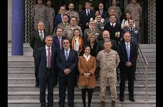 Robles, junto con militares y representantes del CERMI y de la ONCE, agradece el cupón de la ONCE.