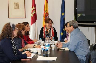 La consejera de Igualdad de Castilla-La Mancha, Blanca Fernández, reunida con representantes de CERMI CLM