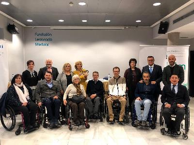 Foto de familia del acto de entrega del ‘Premio Cermi.es 2019’ en la categoría Activista-Trayectoria Asociativa a Miguel Ángel García Oca