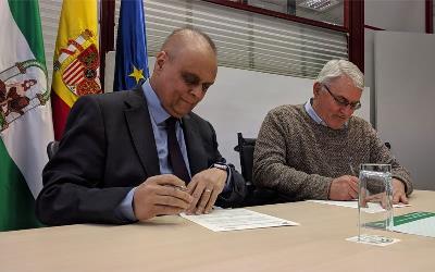 Firma del acuerdo de colaboración entre el director del IAAP y el presidente de CERMI Andalucia