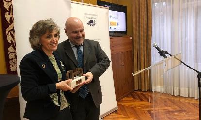 La ministra de Sanidad, Consumo y Bienestar Social en funciones, María Luisa Carcedo, recibe el premio cermi.es de manos del presidente del CERMI, Luis Cayo Pérez Bueno