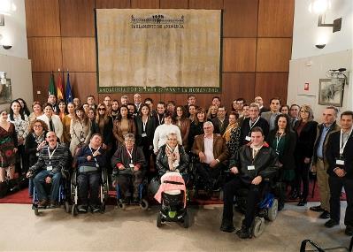 Foto de familia de CERMI Andalucía en la celebración del día de la discapacidad