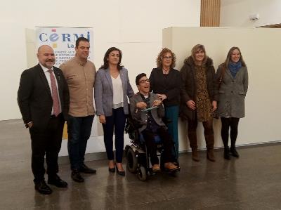 Foto de familia tras la entrega del ‘Premio Cermi.es 2019’ en la categoría Acción Cultural Inclusiva al joven riojano Álex Domínguez