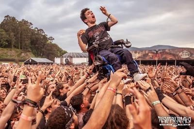 Foto de Daniel Cruz, de Álex Domínguez alzado en su silla de ruedas en el Festival de Música Resurrection Fest de Viveiro (Lugo). Premio cermi.es 2019 en la categoría Acción Cultural Inclusiva