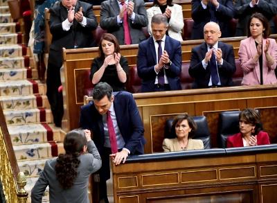 Pablo Iglesias y Pedro Sánchez se dan la mano en el Congreso de los diputados