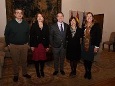Imágenes de la reunión del presidente de Castilla-La Mancha, Emiliano García-Page, con la presidenta del CERMI de la región, Cristina Gómez, y otros miembros del CERMI CLM