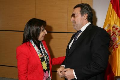Miguel Casballeda, presidente de la ONCE y de su fundación, junto a la ministra de Defensa, MArgarita Robles