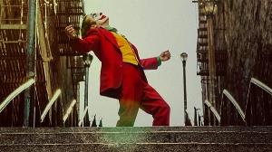 El joker en una imagen de la película, bailando mientras baja unas escaleras