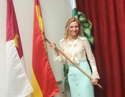 La alcaldesa de Villamuelas, Carolina Alonso, con el cetro consistorial.