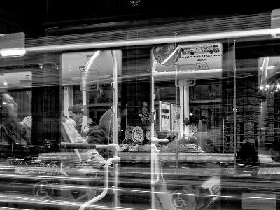 "Atravesando el cristal". Primer premio del Concurso de Fotografía Movilidad Inclusiva en la Ciudad de Madrid de CERMI Comunidad de Madrid 2019. Autora Rosa Zapata