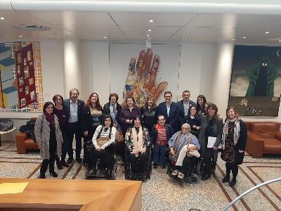 Foto de familia en el Senado, con la representación de CERMI Mujeres, el día que se votó la propuesta de ley para acabar con las esterilizaciones forzosas de personas con discapacidad
