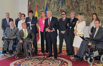 La presidenta de Castilla-La Mancha, María Dolores de Cospedal, con los miembros del CERMI Castilla-La Mancha,
