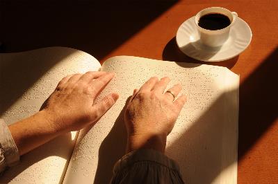 Lectura de un libro en braille.
