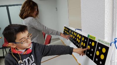 Niños aprendiendo braille.