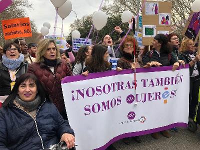 Mujeres con el Cartel que dice 'Nosotras también somos mujeres' en la manifestación del 8M