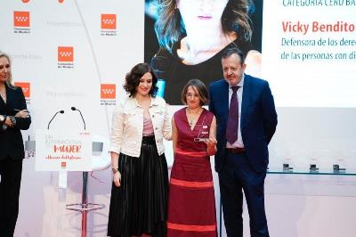 Vicky Bendito, al recibir el Premio 8 M con la presidenta de la Comunidad de Madrid.