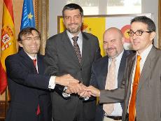 De izquierda a derecha, Alberto Durán, Francisco Moza, Luis Cayo Pérez Bueno y Andrés Ramos, tras la firma del convenio