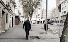 Una persona sola por las calles vacías de Madrid