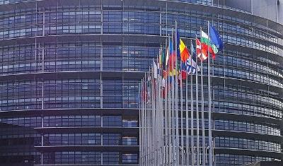 Banderas de la UE ante el Parlamento europeo