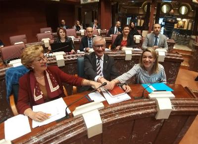 Sonia Ruiz, deportista y diputada del PP en la Asamblea regional de Murcia, junto a compañeros de su partido, en su puesto en la asamblea de Murcia