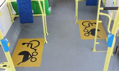 Imagen de la EMT con pegatinas sobre espacios reservados a sillas de ruedas y carritos de bebé