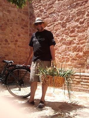 Javier Tamarit, psicólogo, con una cesta con parte de la cosecha de ajos en tierras de Soria