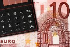 Calculadora junto a billete de euro