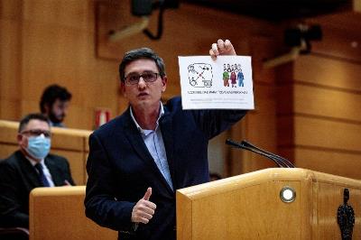 Una imagen del senador de Ciudadanos Tomás Marcos en el Senado utilizando la 'lectura fácil' para explicar la iniciativa