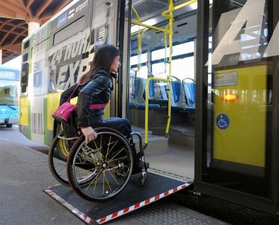 Una usuaria en silla de ruedas se sube a un autobús. Foto EMT