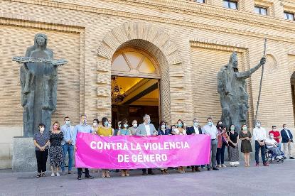 Imagen en el ayuntamiento de Zaragoza, con pancarta "contra la violencia de género"