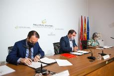 Firma entre los representantes de las entidades en el Parlamento de Navarra.
