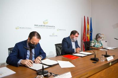 Firma entre los representantes de las entidades en el Parlamento de Navarra.