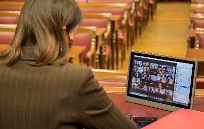 La presidenta del Senado, Pilar Llop, de espaldas, mirando su ordenador durante la jornada telemática sobre "personas con discapacidad y derechos sociales tras el Covid-19"