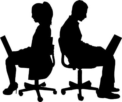 Silueta en sombra de una mujer y un hombre trabajando con un ordenador, espalda con espalda