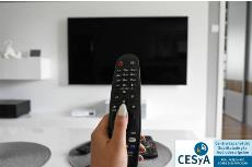 Imagen del CESYA de una persona manejando un mando a distancia de televisión.