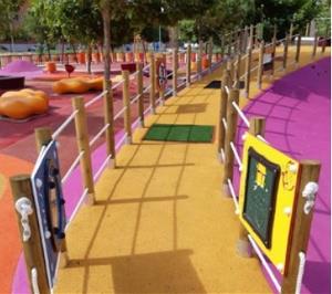 Imagen del 'Estudio sobre parques infantiles inclusivos', con una rampa de acceso a juego elevado