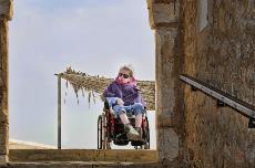 Mujer en silla de ruedas en una escalera. Imagen de BenFilm en Pixabay