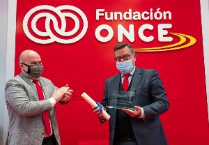 El presidente del CERMI, Luis Cayo Pérez Bueno, entrega el premio a José Luis Martínez Donoso, director general de Fundación ONCE