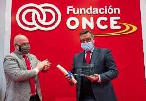 José Luis Martínez Donoso, director general de Fundación ONCE, recibe el premio cermi.es de mano de Luis Cayo Pérez Bueno