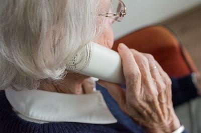 Mujer mayor hablando por teléfono