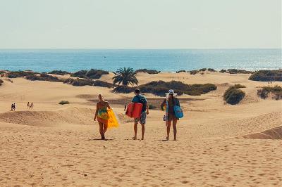 Turistas camino a la playa, Gran Canaria