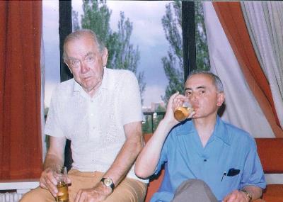 El escritor Graham Greene junto al sacerdote Leopoldo Durán