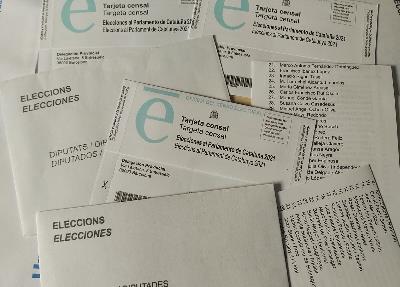 Tarjetas del censo y lista para las elecciones al Parlamento de Cataluña 2021