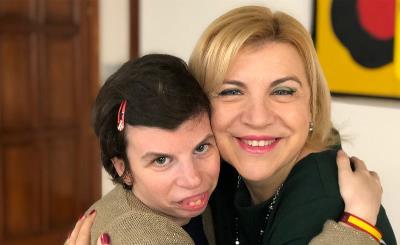 Violante Tomás, portavoz del PP en la Comisión de Políticas Integrales de la Discapacidad junto a una joven con discapacidad
